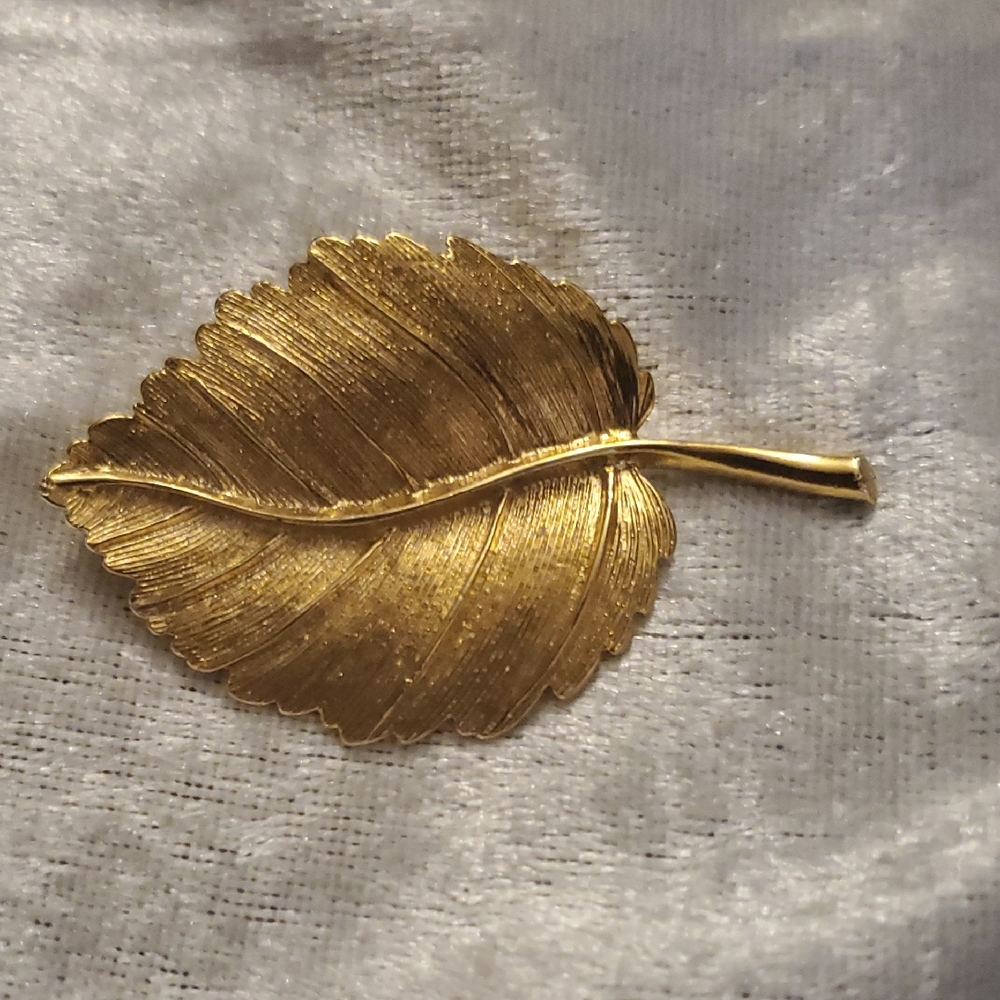 Vintage Signed AK ANNE KLEIN Gold Tone Leaf Brooch Pin